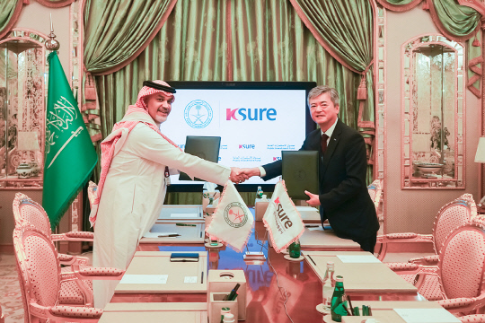 이인호(오른쪽) 한국무역보험공사 사장이 24일(현지시간) 미래투자이니셔티브(Future Investment Initiative) 포럼이 열리고 있는 사우디 킹압둘아지즈 국제회의센터(KAICC)에서 파하드 알사이프(Fahad Al-Saif) PIF 글로벌 자본금융 본부장과 업무협약서를 교환하고 있다. <K-SURE>